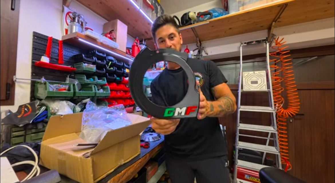 Carica il video: 